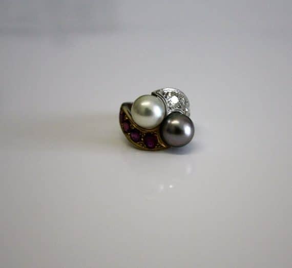 A two pearls crossover ring