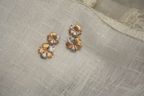 18 carat gold flower earrings