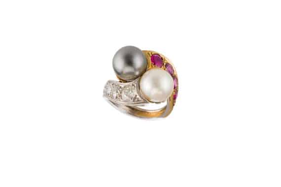 A two pearls crossover ring
