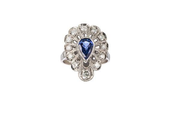 Anello in platino con goccia di zaffiro