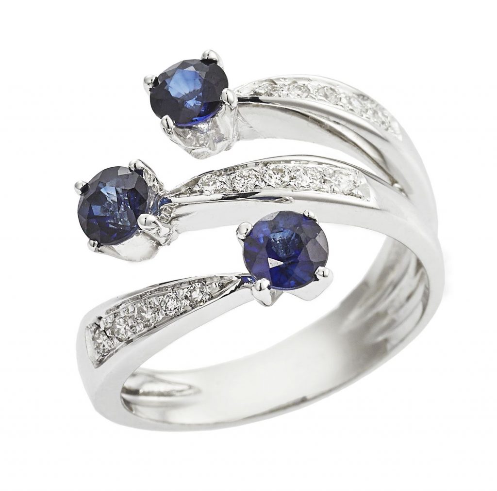 anello-fascia-in-oro-bianco-18kt-con-zaffiri-blu-e-diamanti