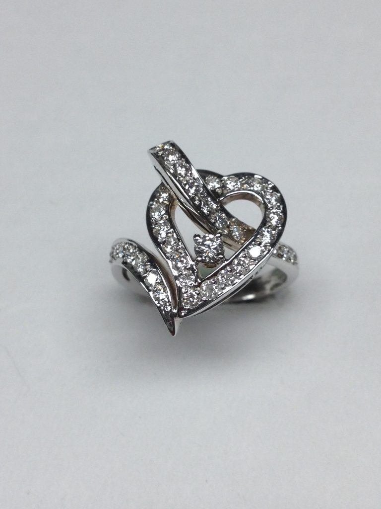 Anello con cuor stilizzato di diamanti