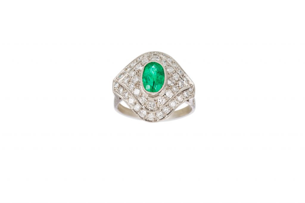 Anello di platino della Gioielleria Caselli con smeraldo e diamanti