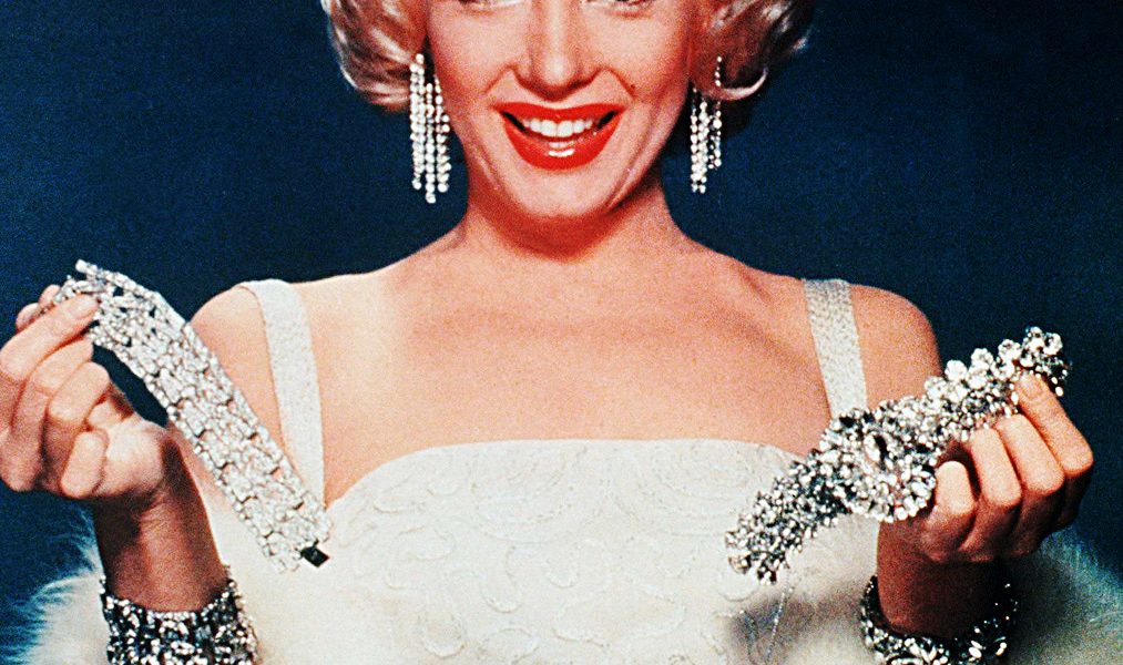 Marilyn Monroe con alcuni dei suoi gioielli