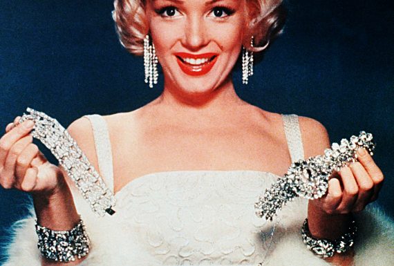 Marilyn Monroe con alcuni dei suoi gioielli
