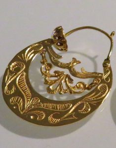 esempio di orecchini d'oro