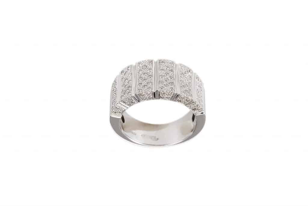 Anello in oro bianco con brillanti