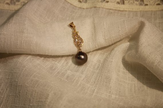 Tahiti pearl pendant