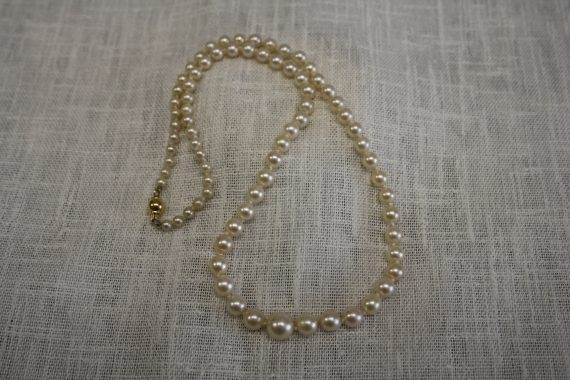 Graduated small pearl necklace