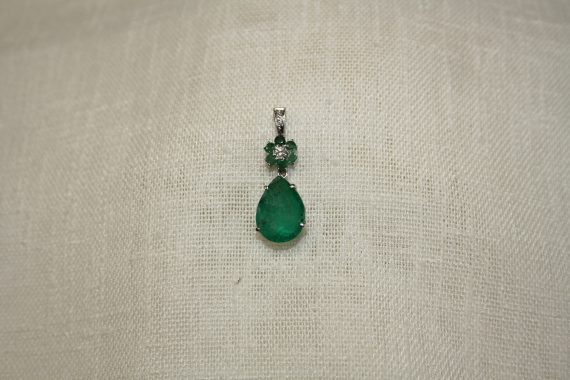 Drop emerald pendant