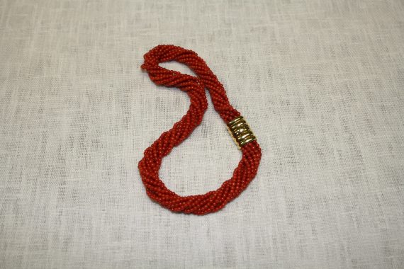 Collana a torchon con 10 fili di corallo