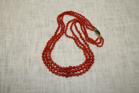 Collana con tre piccoli fili di corallo