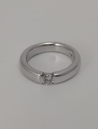 Anello solitario moderno