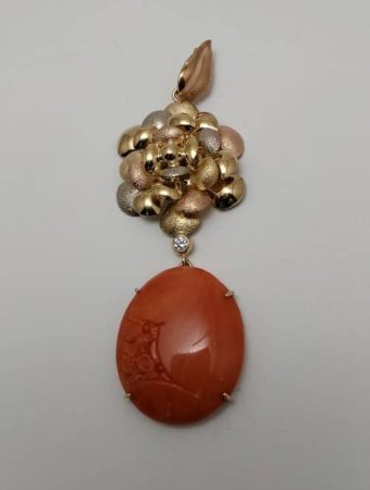 Ciondolo oro tre colori e corallo